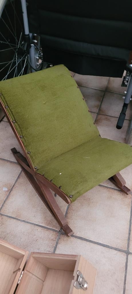 vintage voetenbankje gemaakt van hout en olijfgroene stof., Ophalen, Gebruikt, Hout