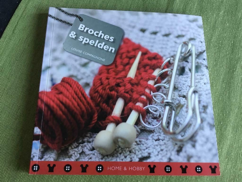 Boek , Broches& spelden, Home & Hobby, Ophalen of Verzenden, Nieuw, Borduren en Naaien