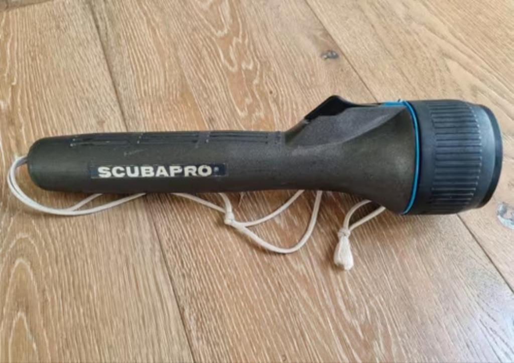 Lampe de plongée  Vintage Scubapro, Sports nautiques & Bateaux, Plongée, Enlèvement ou Envoi, Utilisé, Lampe de plongée