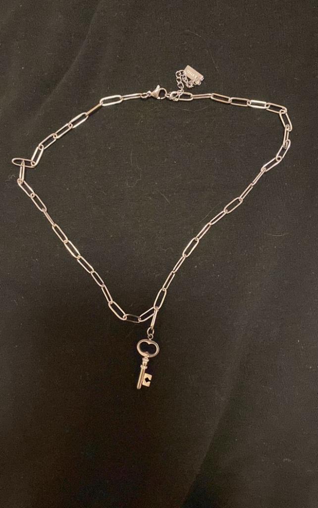 Collier Grosse Maille Avec Clé Avec Quelques Strass, Bijoux, Sacs & Beauté, Colliers, Neuf, Enlèvement ou Envoi, Autres matériaux