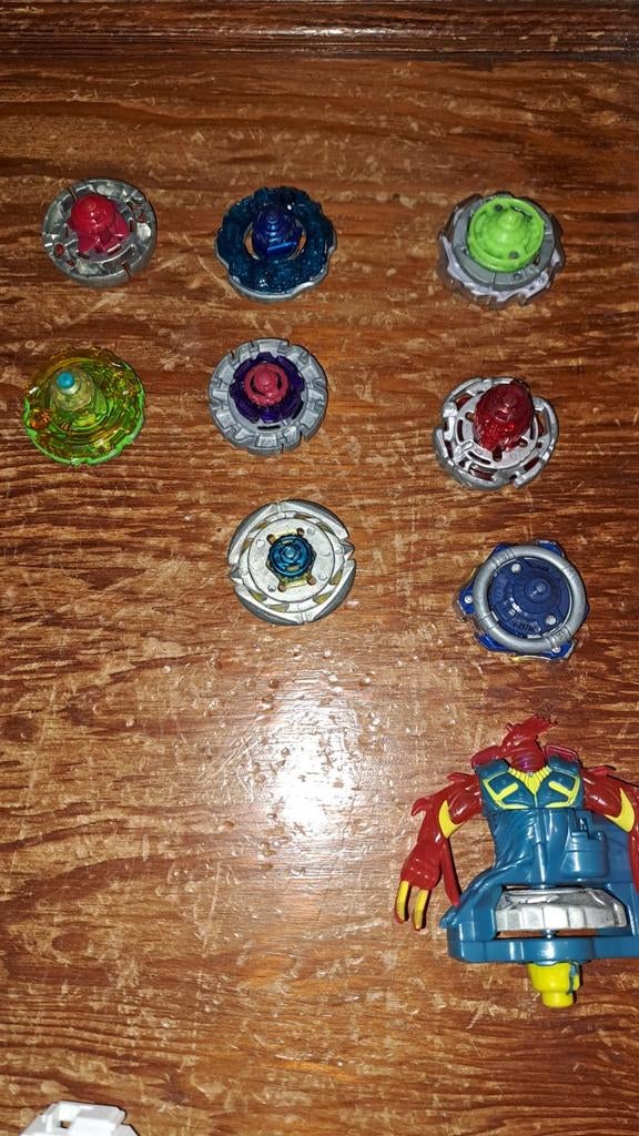 Verzameling beyblades met arena 70x70cm, Verzamelen, Speelgoed, Ophalen