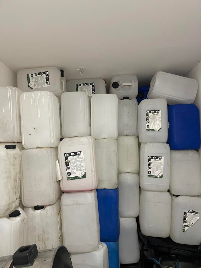 Legen bussen van 25 ( kunststof jerrycans ), Ophalen