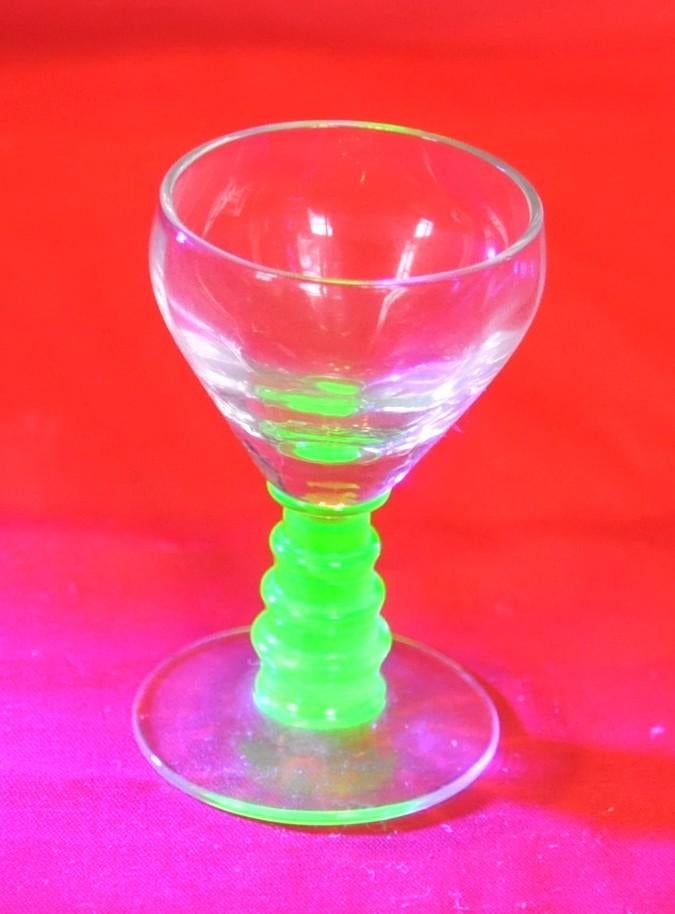 verre a liqueur  pied  vert ourale (2), Enlèvement ou Envoi