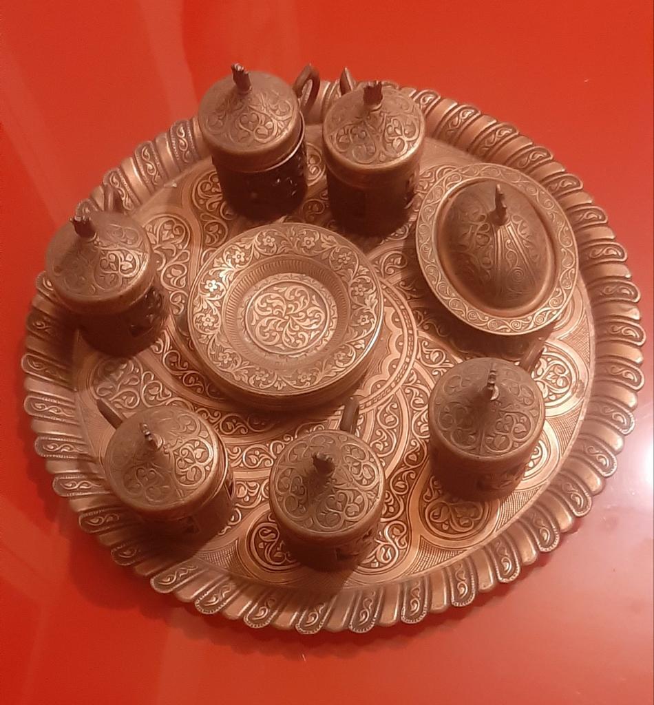 Plateau en cuivre avec des tasses et sous tasse, Enlèvement