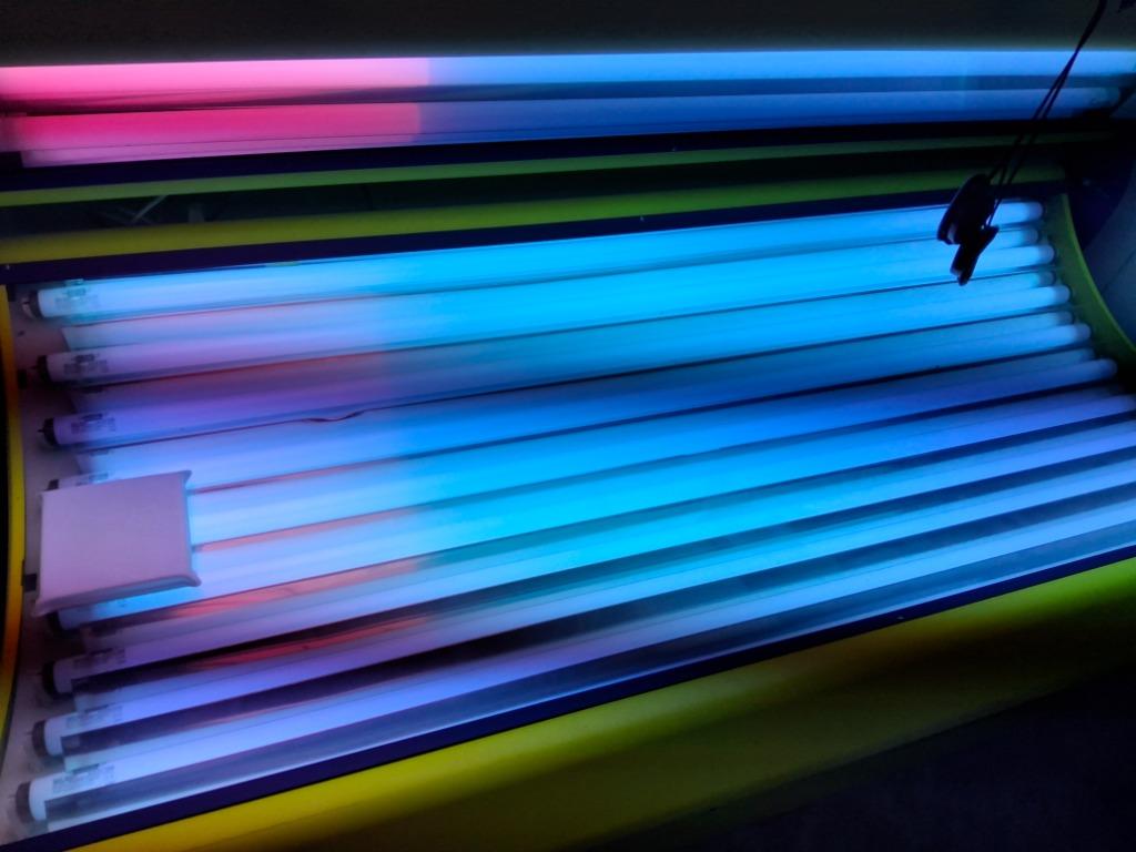 LIT DE BRONZAGE, Electroménager, Enlèvement, Utilisé, Banc solaire double, 15 lampes ou plus