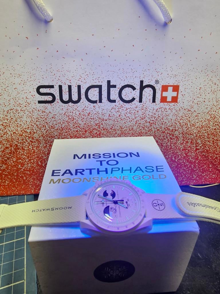 omega x swatch moonswatch moonshine gold, Bijoux, Sacs & Beauté, Montres | Hommes, Omega, Enlèvement