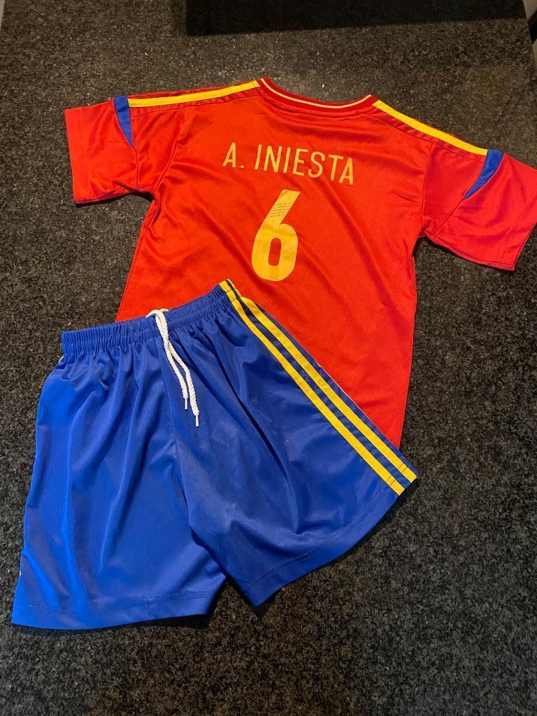 Voetbal tenue A. Iniesta Spanje 10 jaar, maat 140, Ophalen of Verzenden, Zo goed als nieuw, Setje, Jongen