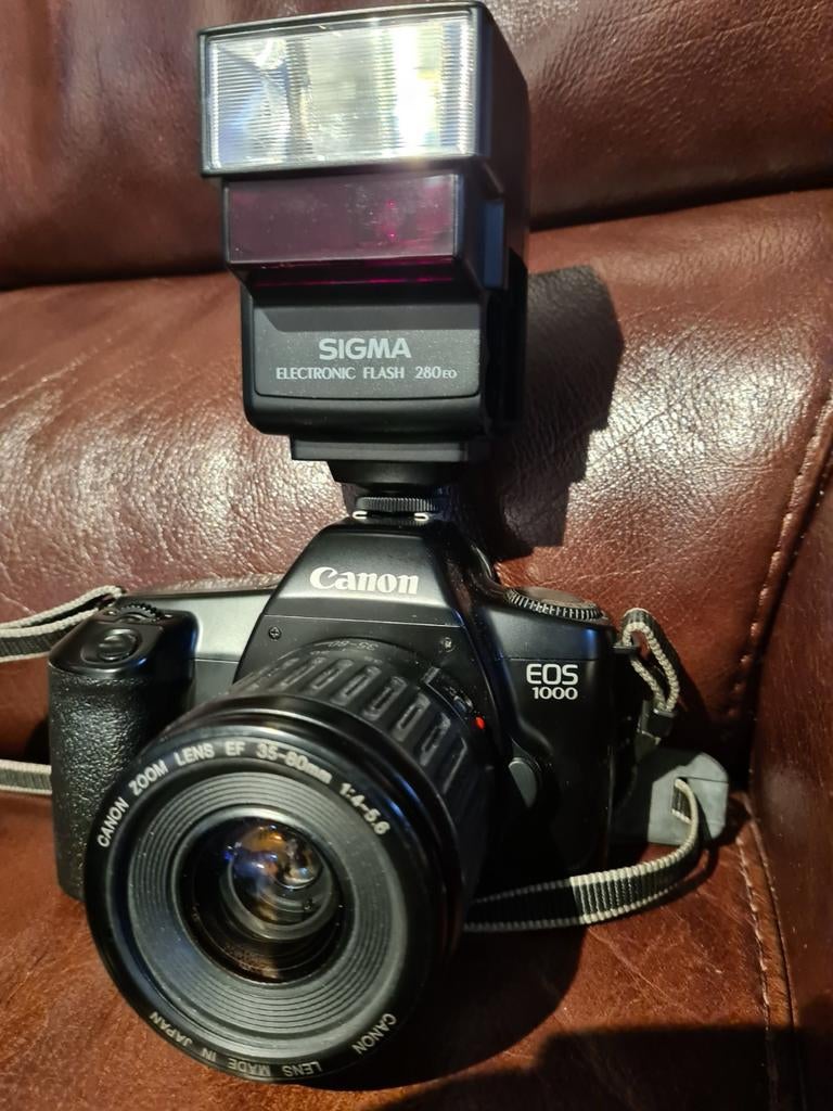 Canon Eos 1000 met lens en flitslamp, Audio, Tv en Foto, Fotocamera's Analoog, Ophalen of Verzenden, Zo goed als nieuw