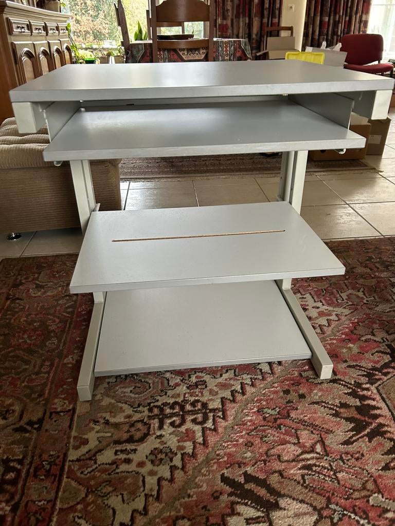 grijs computer tafeltje, Ophalen