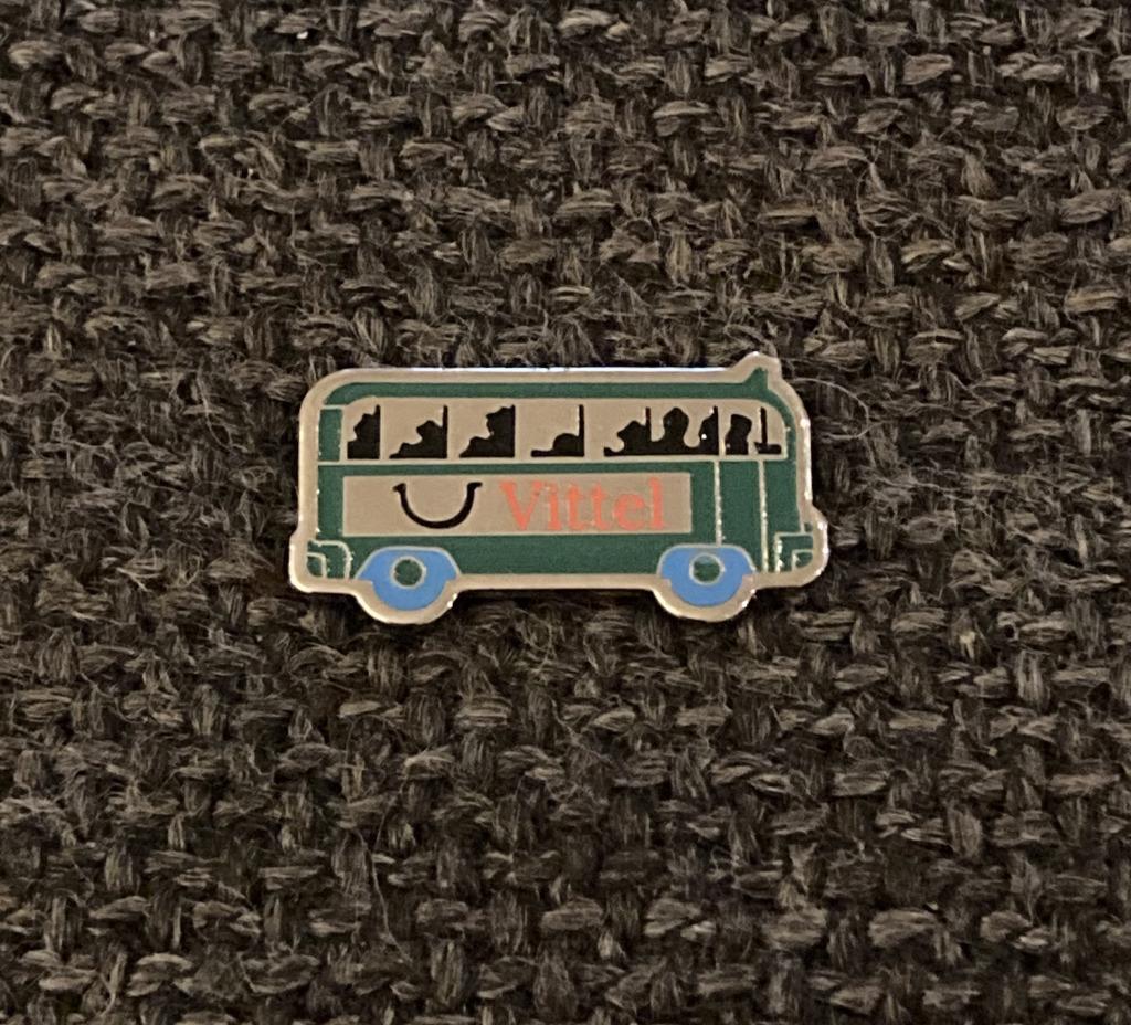 PIN - VITTEL - WATER - EAU MINERALE - BUS - AUTOBUS, Envoi, Utilisé, Marque, Insigne ou Pin's