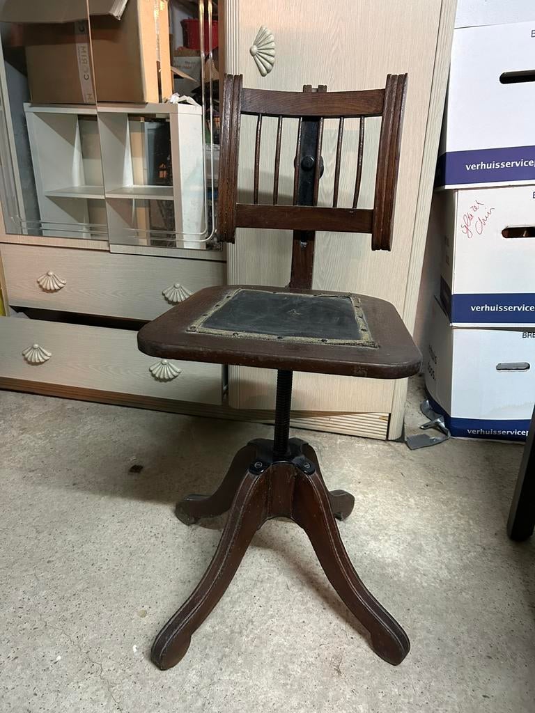 Ancienne chaise de piano, Enlèvement