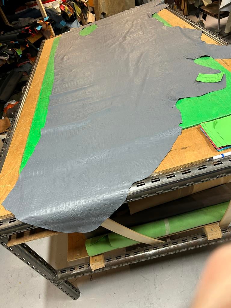 Grijze Italiaans halve huid 1.3mm soepel kroko print A-341, Ophalen of Verzenden, Zo goed als nieuw