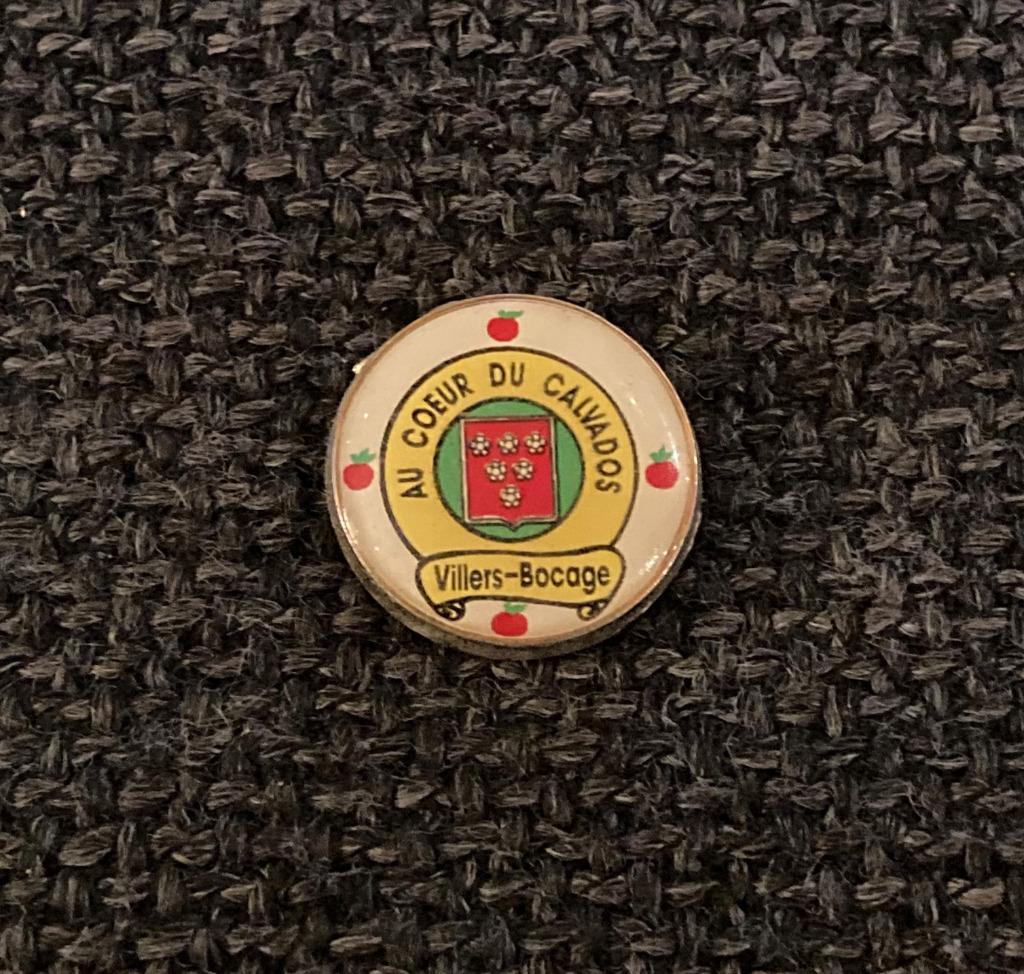 PIN - AU COEUR DU CALVADOS - VILLERS-BOCAGE - FRANCE, Envoi, Utilisé, Ville ou Campagne, Insigne ou Pin's
