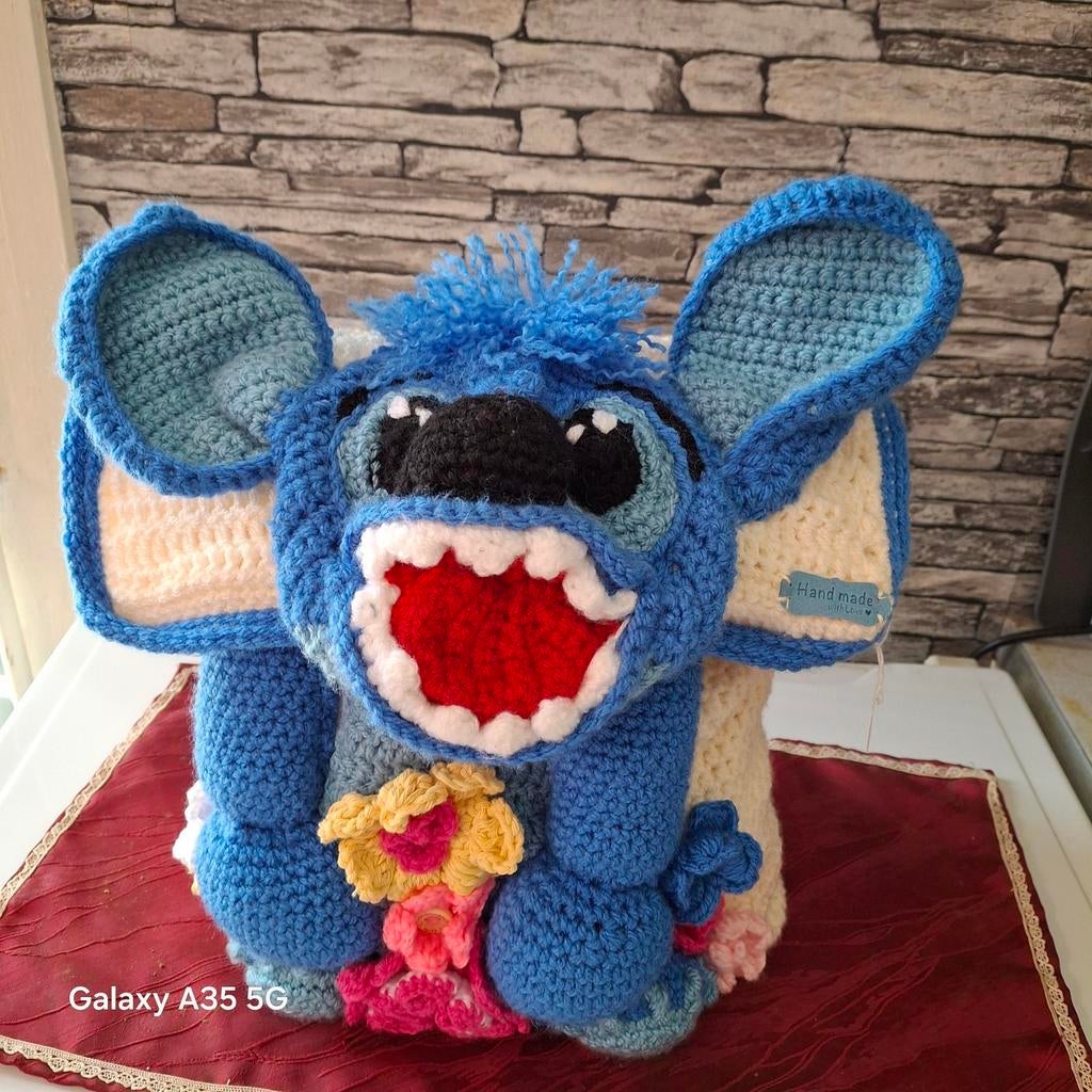 Stitch handtasje afgewerkt met bloemen en voering 26cm hoog, Hobby en Vrije tijd, Ophalen of Verzenden, Nieuw