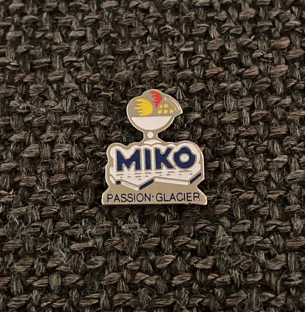 PIN - MIKO - PASSION - GLACIER - ROOMIJS - CRÈME-GLACÉE, Verzenden, Gebruikt, Merk, Speldje of Pin