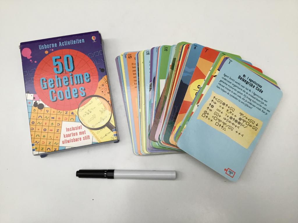 Usborne Activiteiten 50 geheime codes, Ophalen of Verzenden, Zo goed als nieuw
