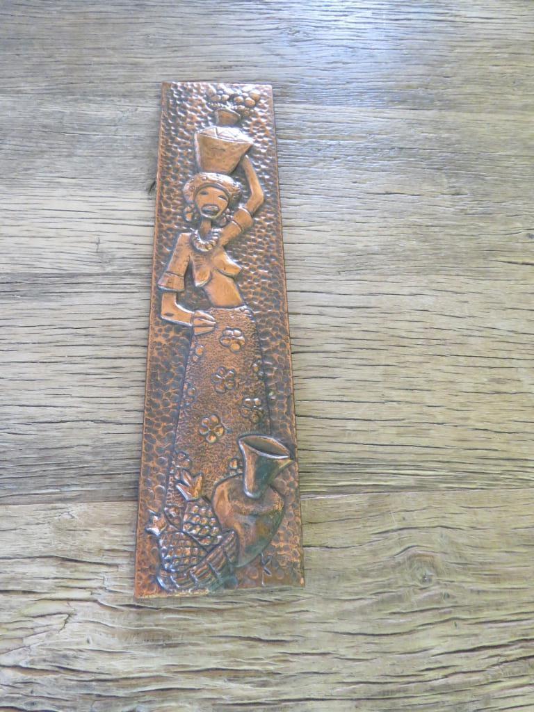 Vintage Midcentury koperen wandplaat vrouw met mand en fruit, Antiek en Kunst, Ophalen of Verzenden