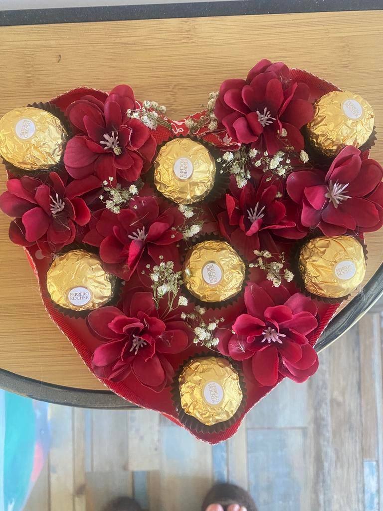 Hart gemaakt van Rocher-snoepjes kunst en gedroge bloemen, Ophalen, Nieuw