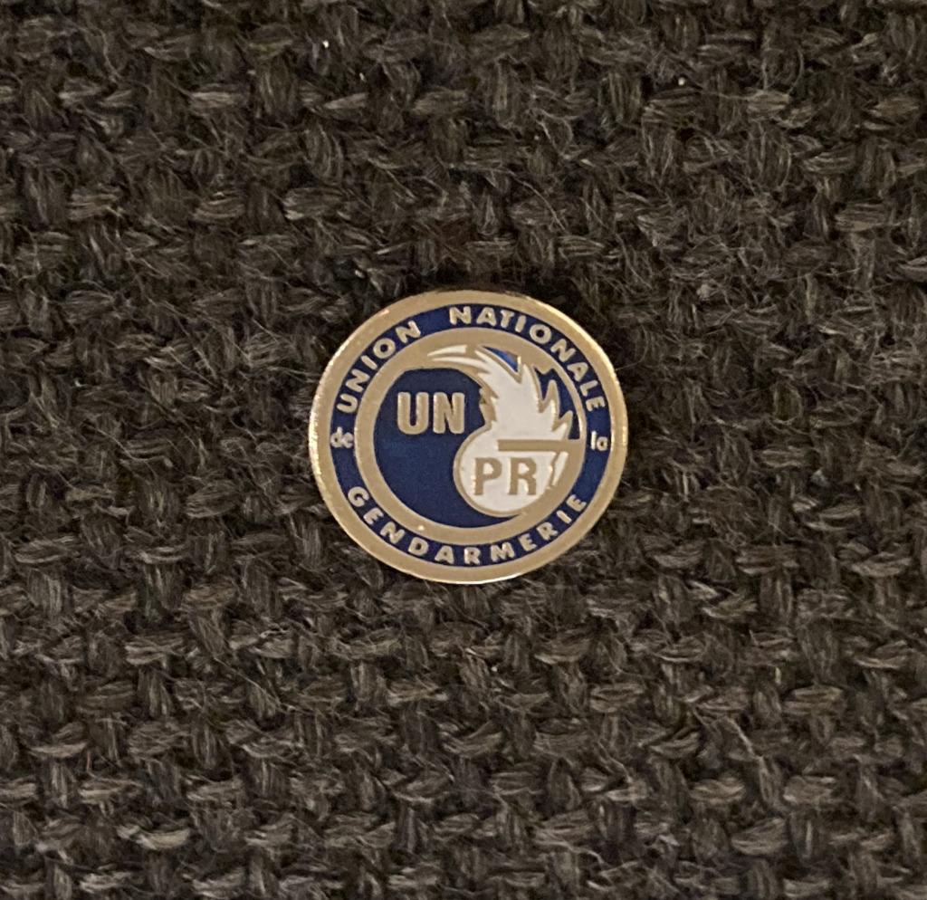 PIN - UNION NATIONALE GENDARMERIE - POLICE - POLITIE, Envoi, Utilisé, Autres sujets/thèmes, Insigne ou Pin's