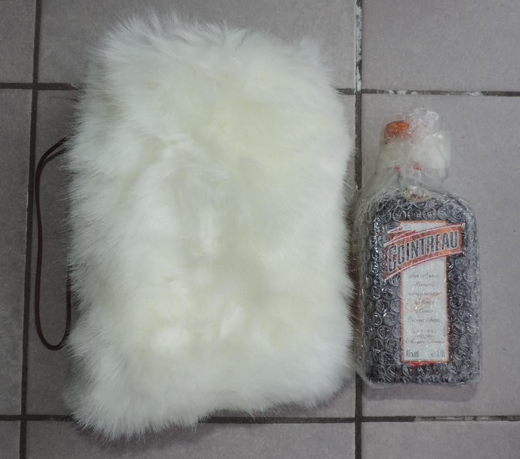 Bouteille Cointreau en « robe en fourrure » 2006 (unique !), Enlèvement ou Envoi, Neuf