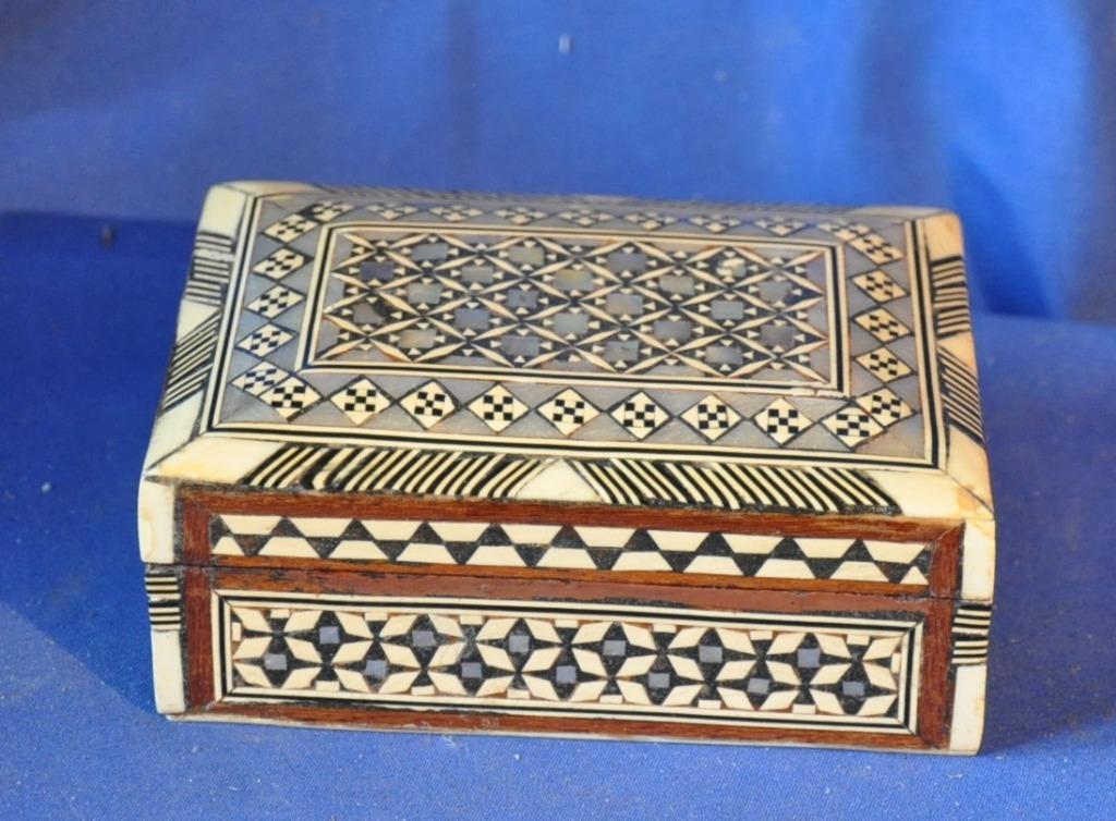 boite a bijoux en bois decor arabisant, Antiquités & Art, Antiquités | Accessoires de maison, Enlèvement ou Envoi