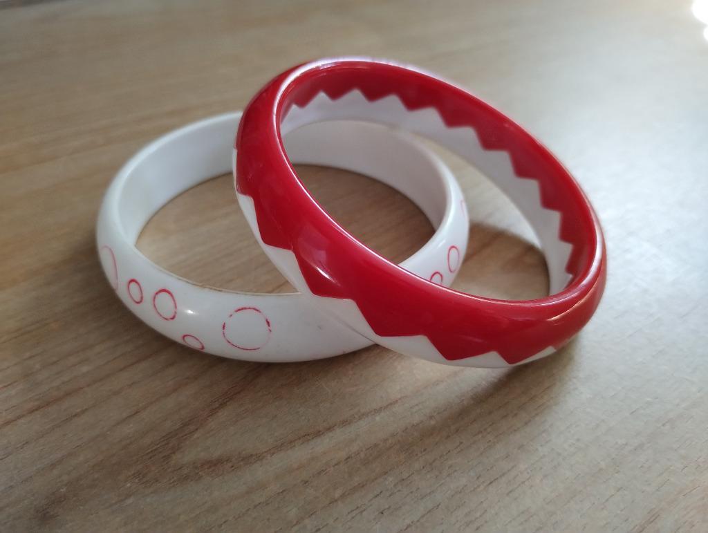 2 harde armbanden, Handtassen en Accessoires, Armbanden, Ophalen of Verzenden, Zo goed als nieuw, Rood, Kunststof of Plastic