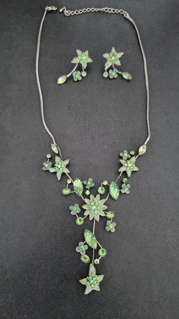 Parure de bijoux ornée de fleurs d'edelweiss., Enlèvement ou Envoi, Comme neuf, Vert, Autres matériaux