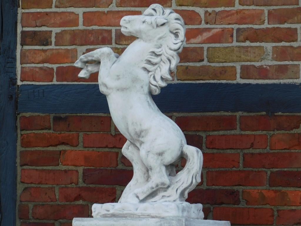 Paard op Sokkel - 140 cm - Volledig Steen, Ophalen of Verzenden, Steen, Dierenbeeld