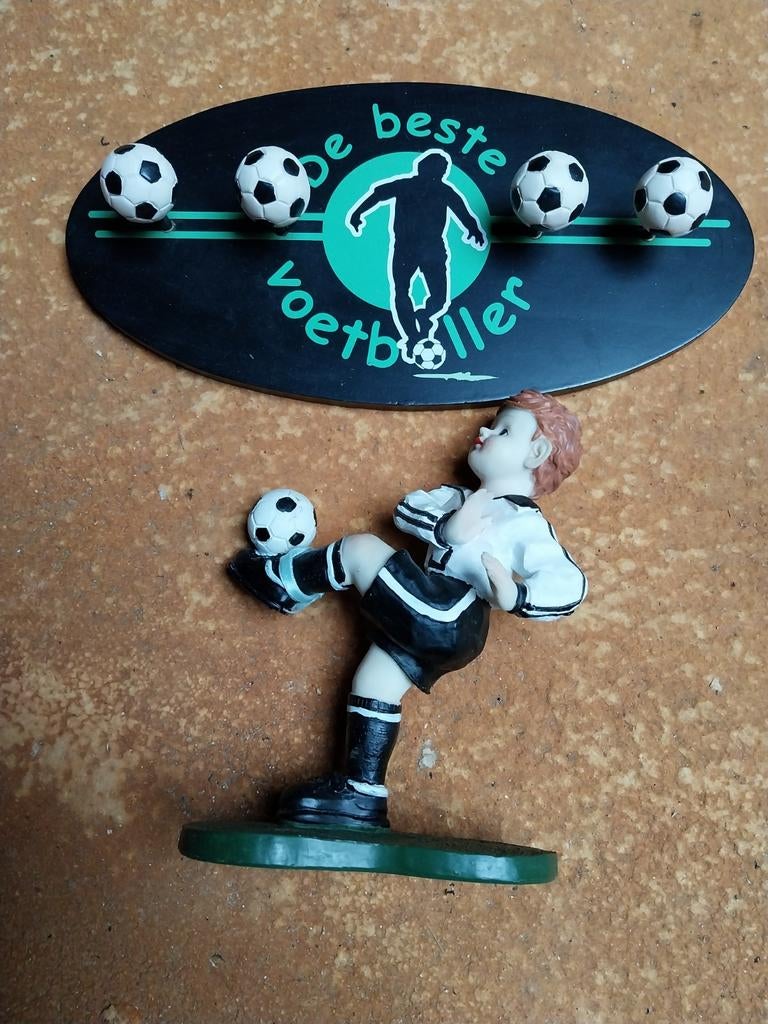 Voetbal, kapstok, bordjes en kaartjes., Enlèvement