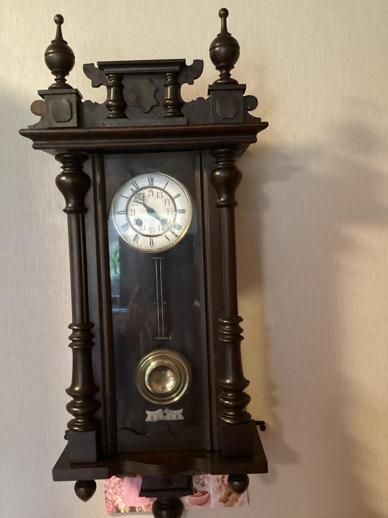 Oude donkerbruine wand- hangklok, Ophalen