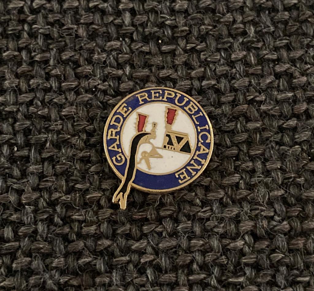 PIN - GARDE REPUBLICAINE - GENDARMERIE - POLITIE, Verzenden, Gebruikt, Overige onderwerpen, Speldje of Pin