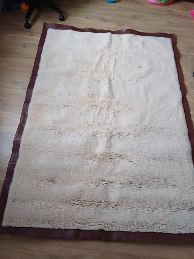 tapis ugg cuir et laine véritable pièce rare, Maison & Meubles, Enlèvement, Utilisé