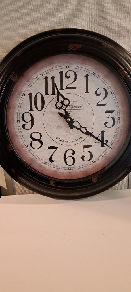 2 wandhorloges zie foto's in 2 kleuren !, Enlèvement ou Envoi, Neuf