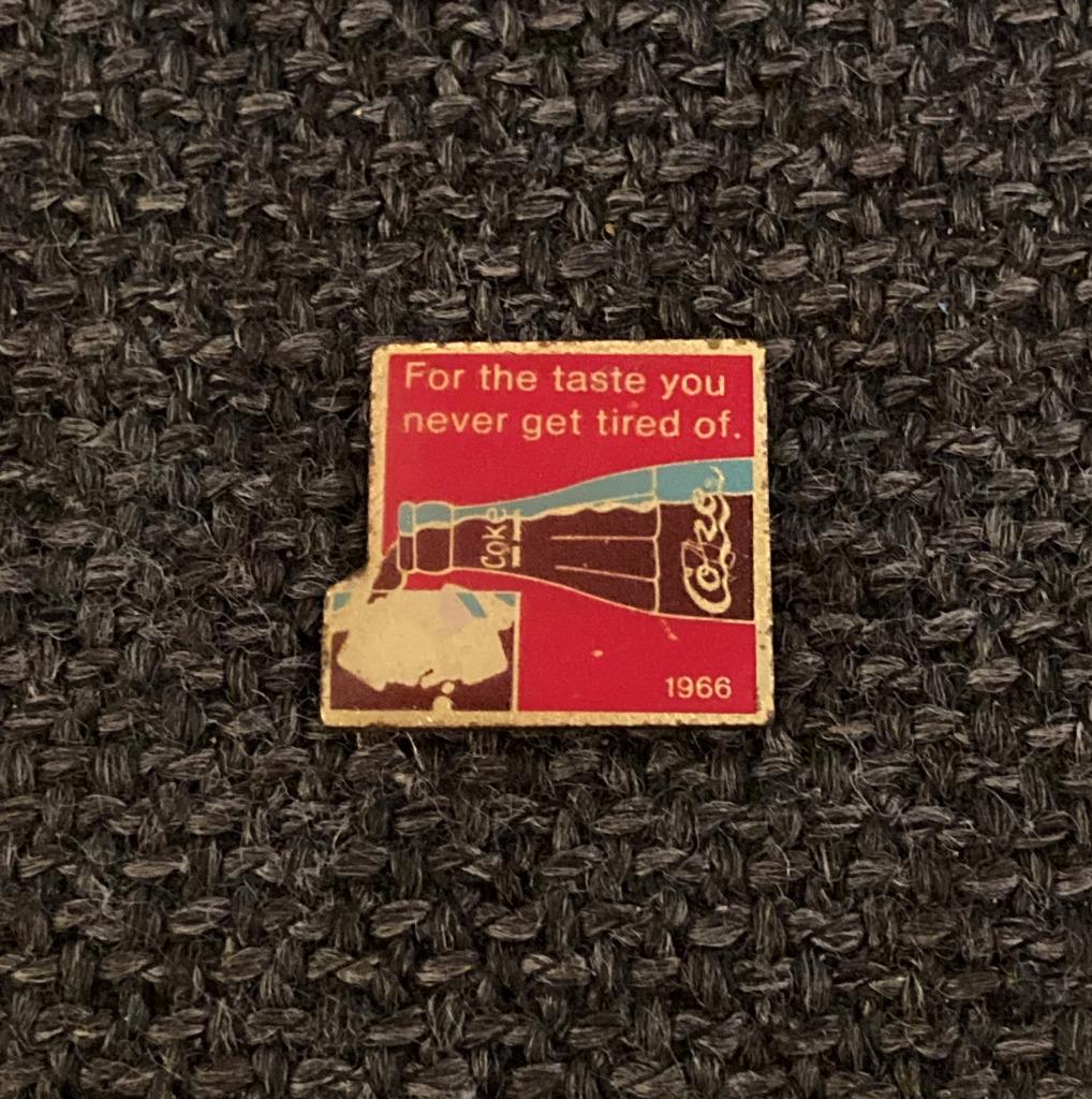 PIN - COCA COLA - 1966 -  COKE, Envoi, Utilisé, Marque, Insigne ou Pin's