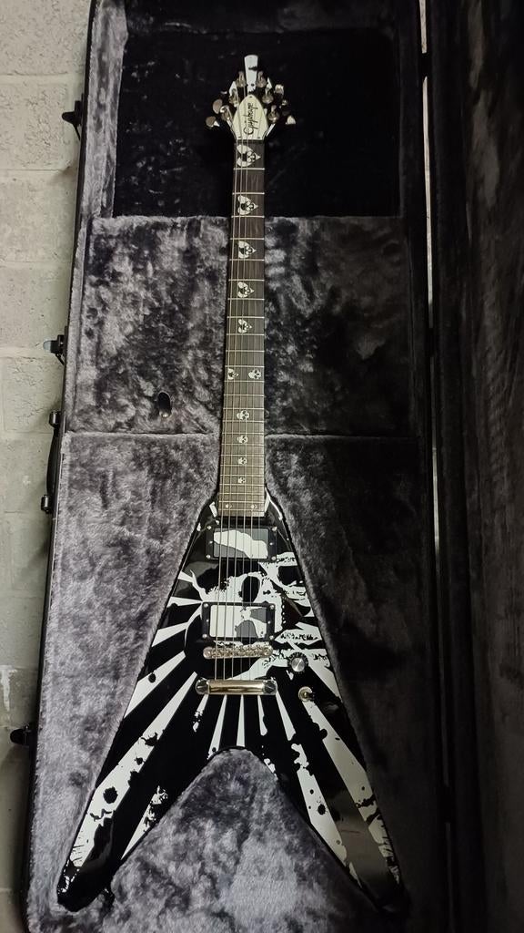 Epiphone  Robb Flynn flying V Baritone Love Death, Muziek en Instrumenten, Snaarinstrumenten | Gitaren | Elektrisch, Epiphone