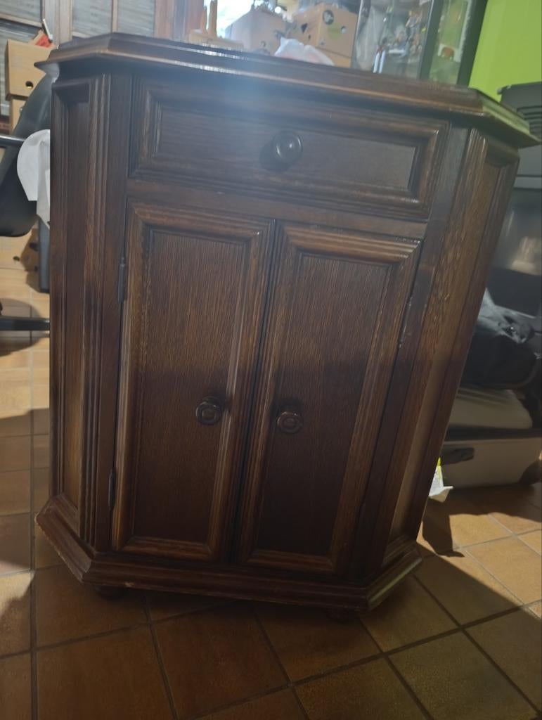 Petit meuble et son miroir, Enlèvement