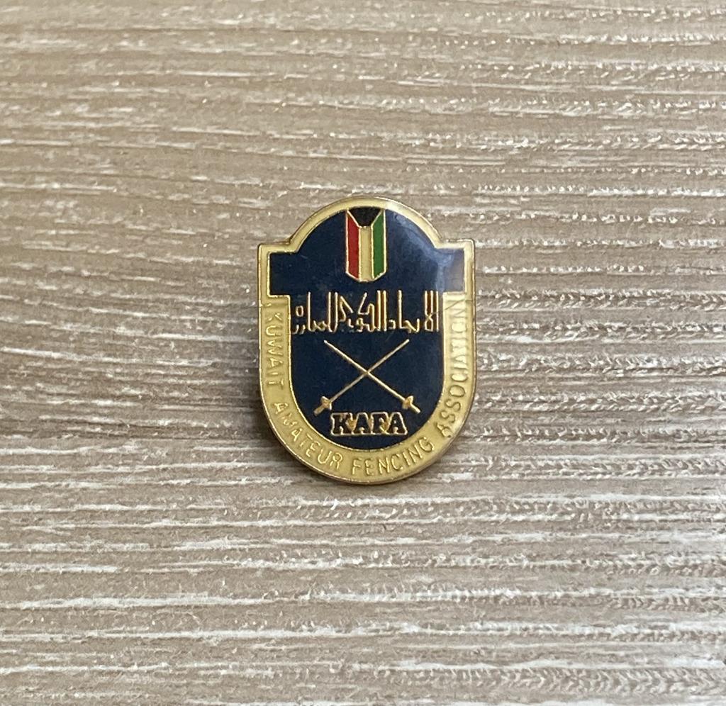 PIN - KAFA - KUWAIT AMATEUR FENCING ASSOCIATION, Verzenden, Gebruikt, Overige onderwerpen, Speldje of Pin