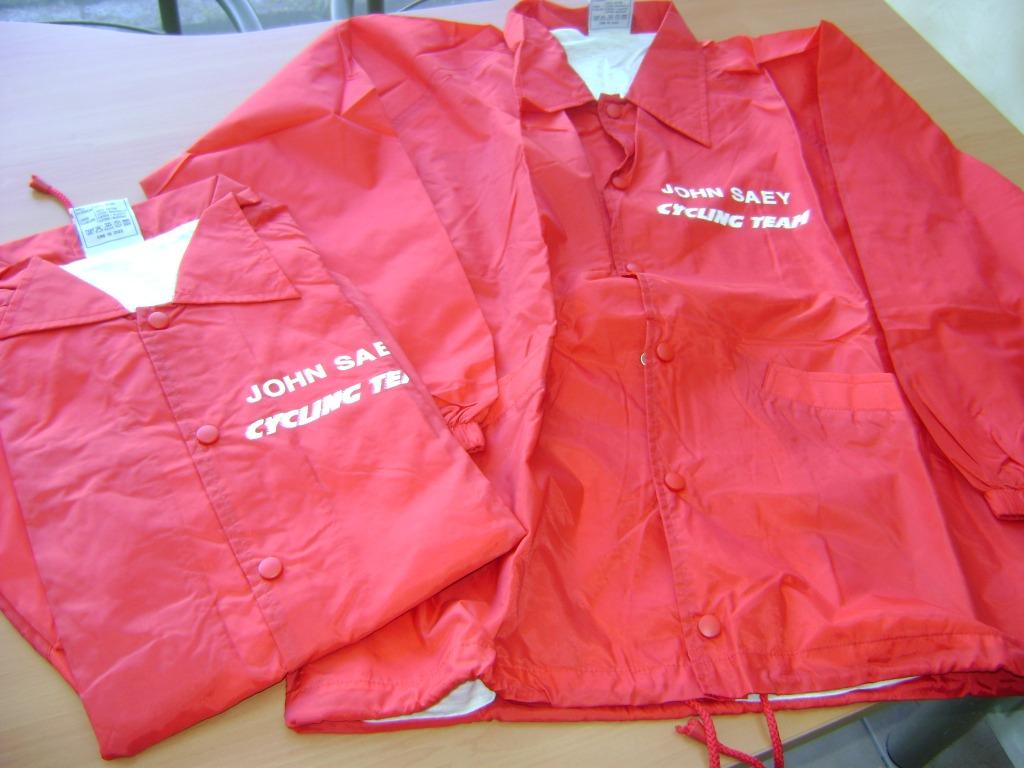 Veste rouge (imperméable) en taille M, Enlèvement ou Envoi, Comme neuf, Taille 48/50 (M)
