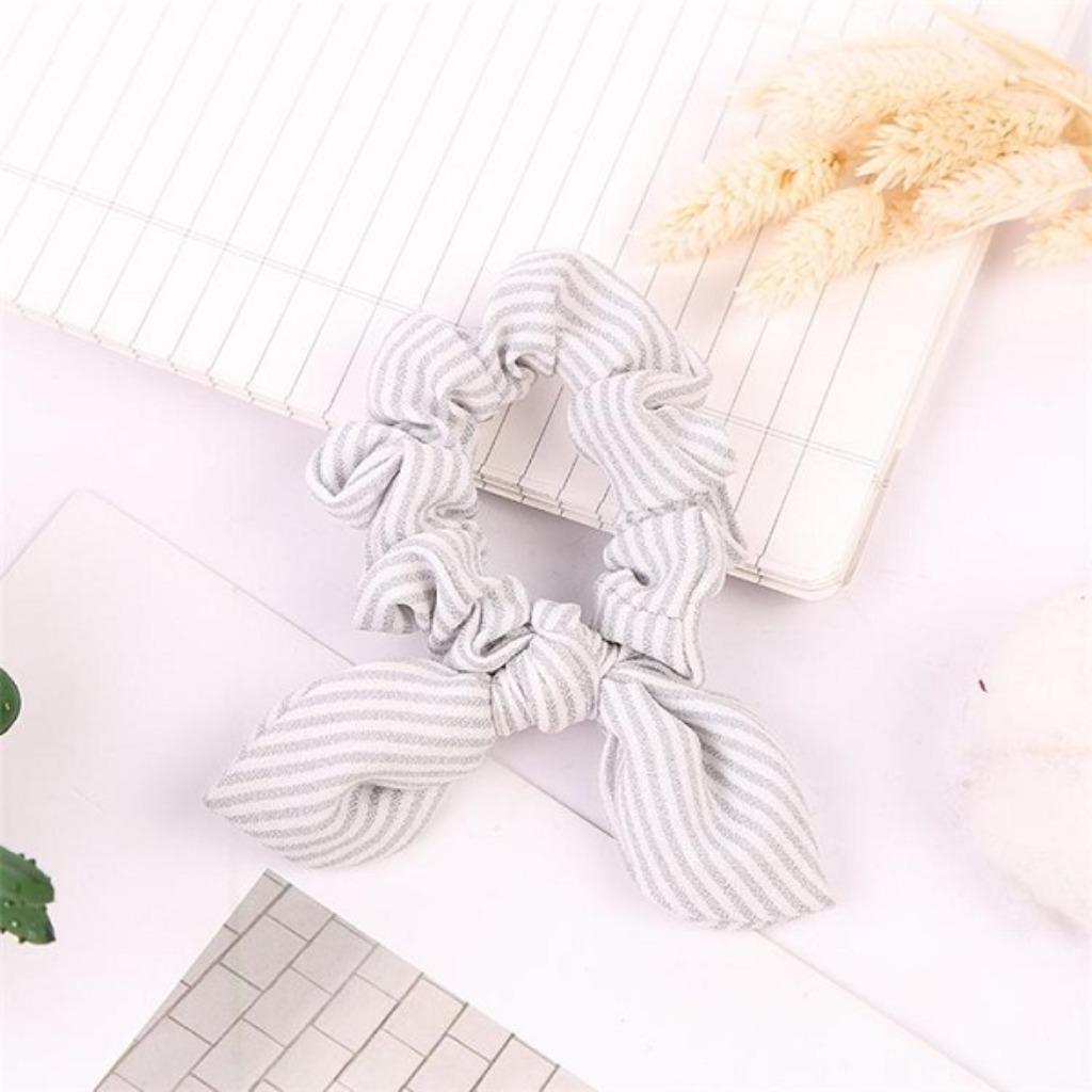 Chouchou vintage gris à rayures blanches, Bijoux, Sacs & Beauté, Beauté | Soins des cheveux, Neuf, Enlèvement ou Envoi