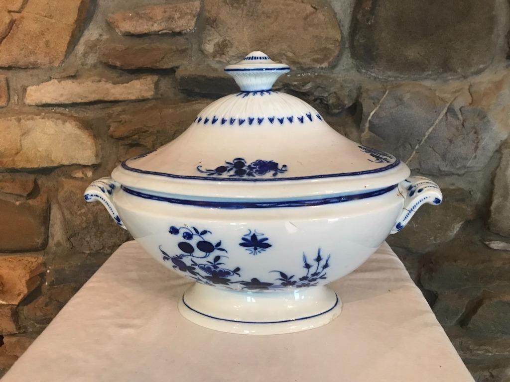 Soeppan van zacht porselein uit Doornik, te restaureren!, Ophalen of Verzenden