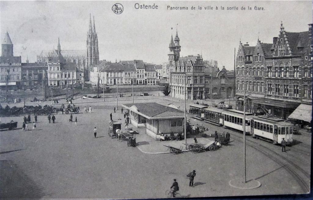 POSTKAART- OOSTENDE, PANORAMA EN UITGANG STATION MET TRAM, Enlèvement ou Envoi, 1920 à 1940, Affranchie, Flandre Occidentale