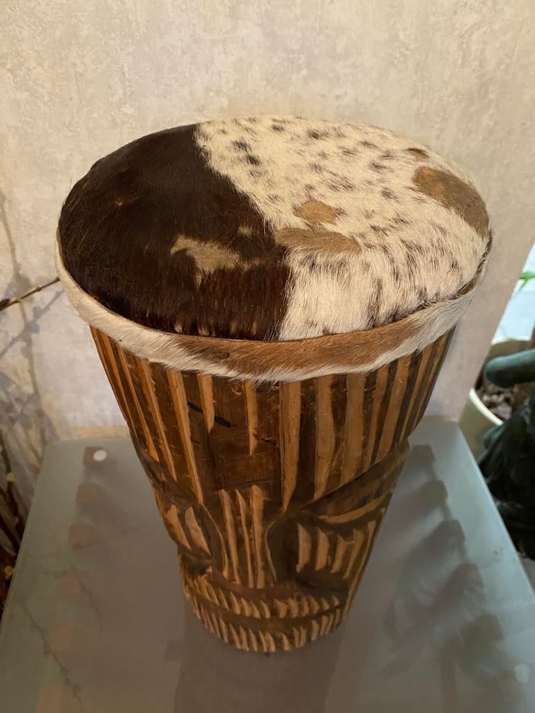Tambour à main en bois de chèvre — visage sculpté sur bois, Musique & Instruments, Percussions, Comme neuf, Enlèvement ou Envoi