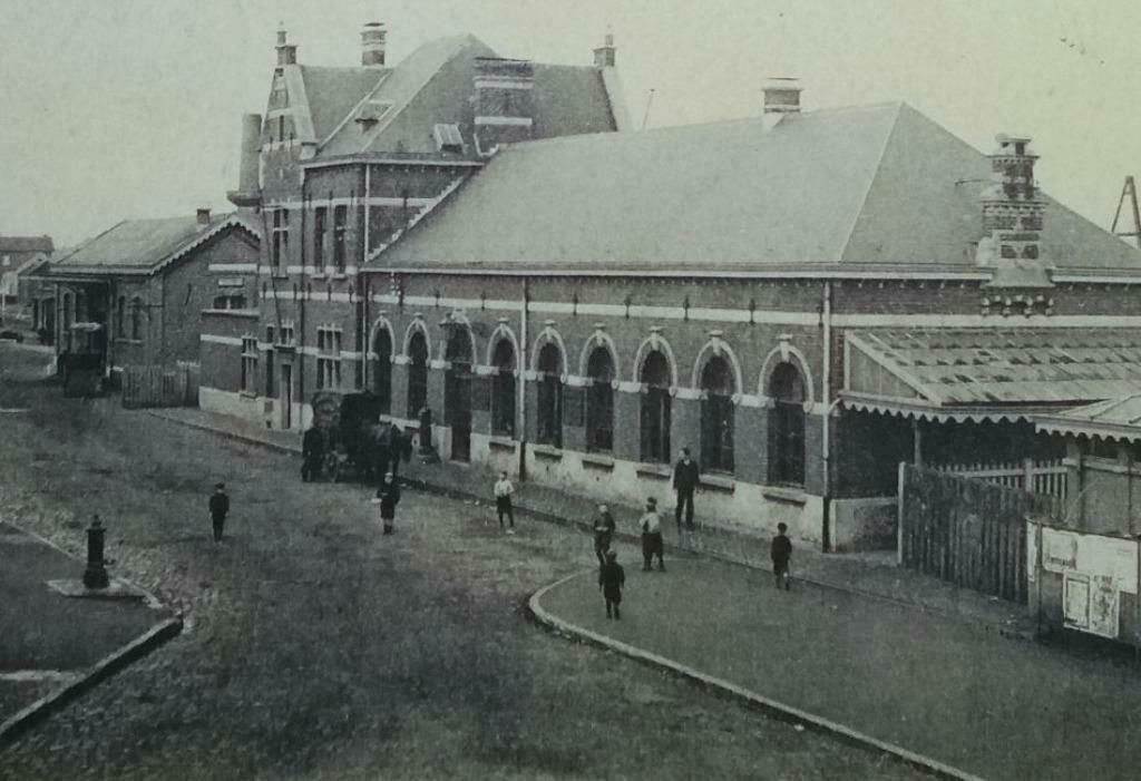 Carte postale Houdeng-Goegnies La gare avec attelage, Collections, Enlèvement ou Envoi, Avant 1920, Affranchie, Hainaut