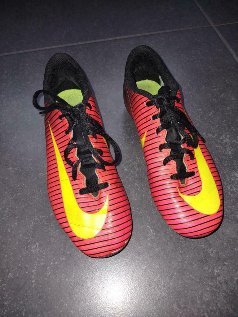rode voetbalschoenen - Nike Mercurial - maat 35, Enfants & Bébés, Vêtements enfant | Chaussures & Chaussettes, Garçon ou Fille