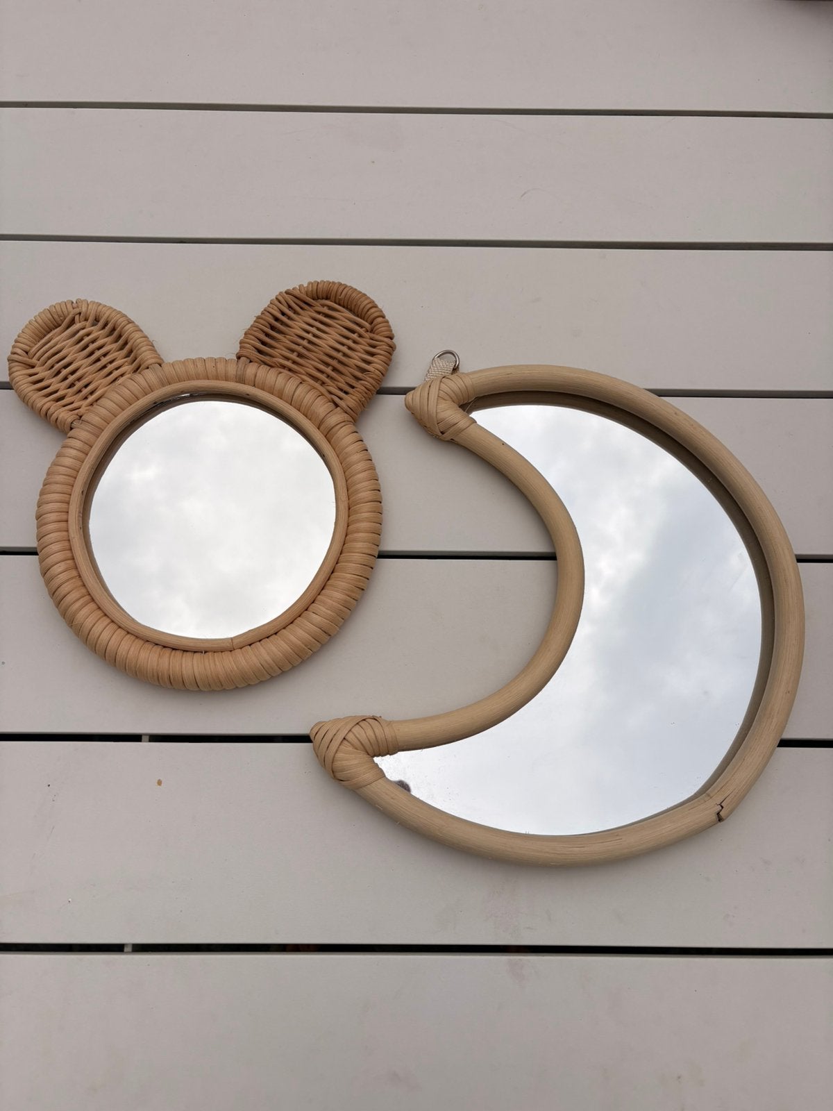 2 schattige rotan spiegeltjes, Huis en Inrichting, Woonaccessoires | Spiegels, Ophalen, Zo goed als nieuw