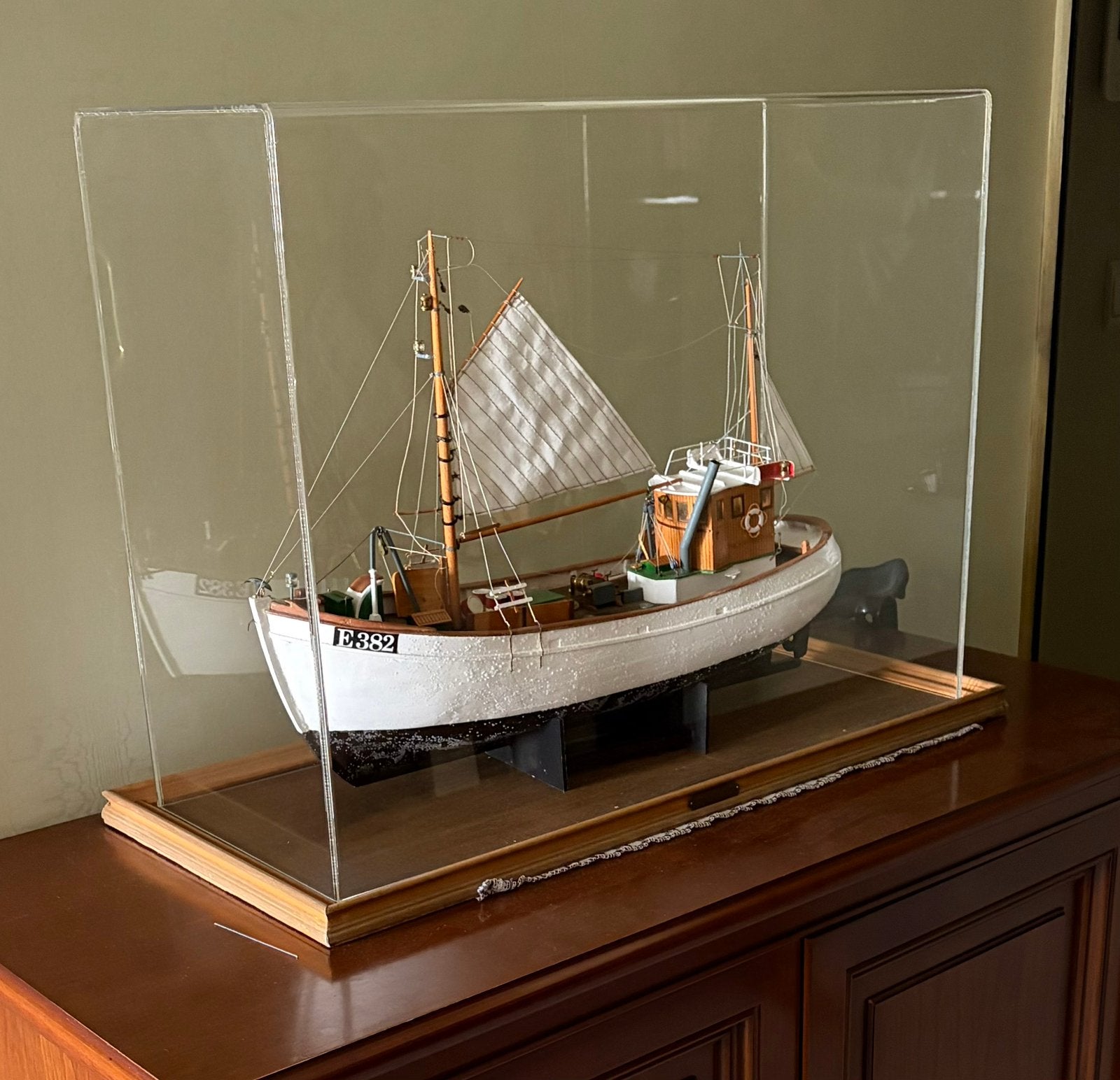 Decoratieve modelboot onder beschermende glazen stolp., Hobby & Loisirs créatifs, Modélisme | Bateaux & Navires, Enlèvement, Comme neuf