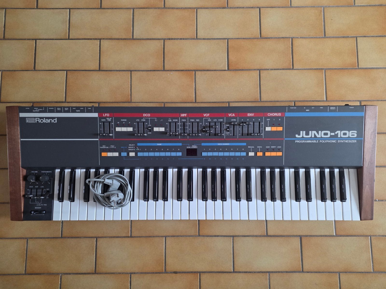 Roland juno 106 comme neuf, Enlèvement, Roland