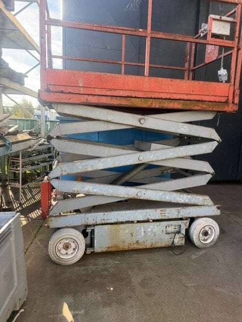 Schaarlift +/- 10 meter werkhoogte, Ophalen