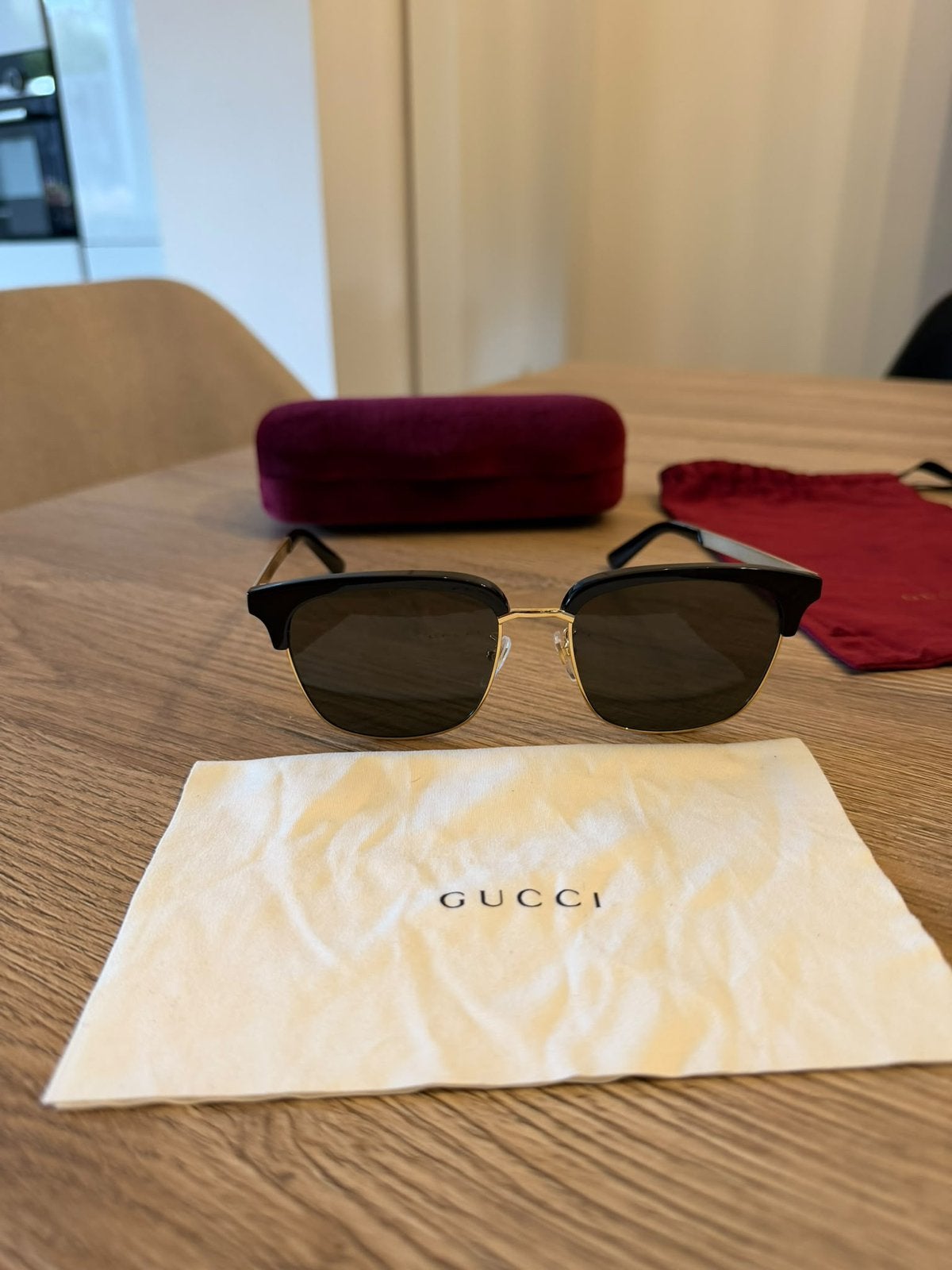 Originele Gucci zonnebril in zwart en goud — 55, Ophalen, Zo goed als nieuw, Zwart, Bril