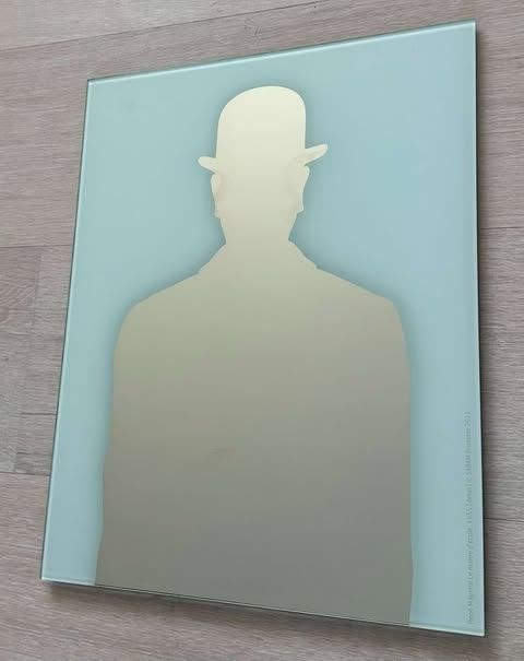 Spiegel René Magritte, Ophalen